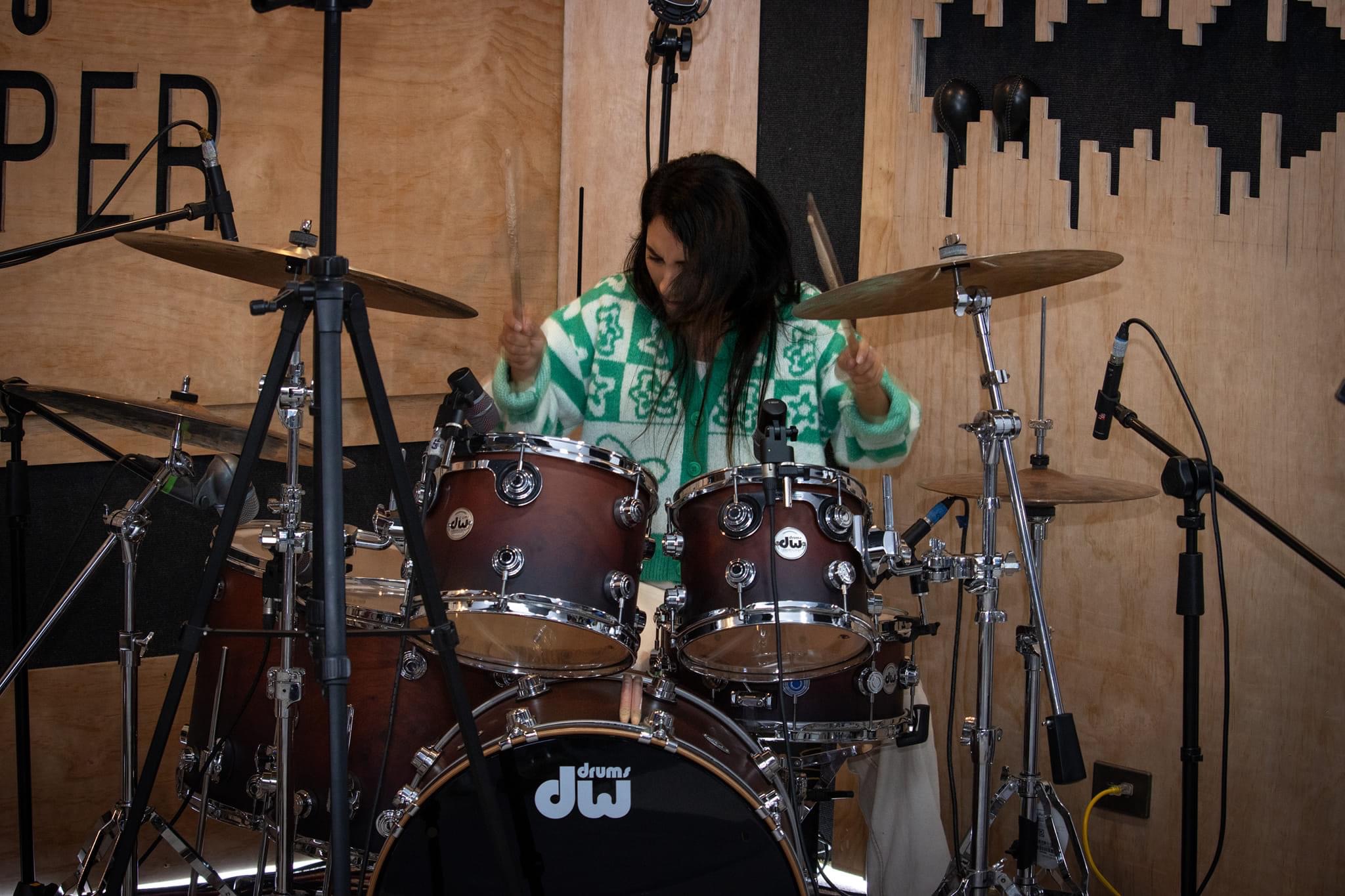 Amge tocando en concierto
